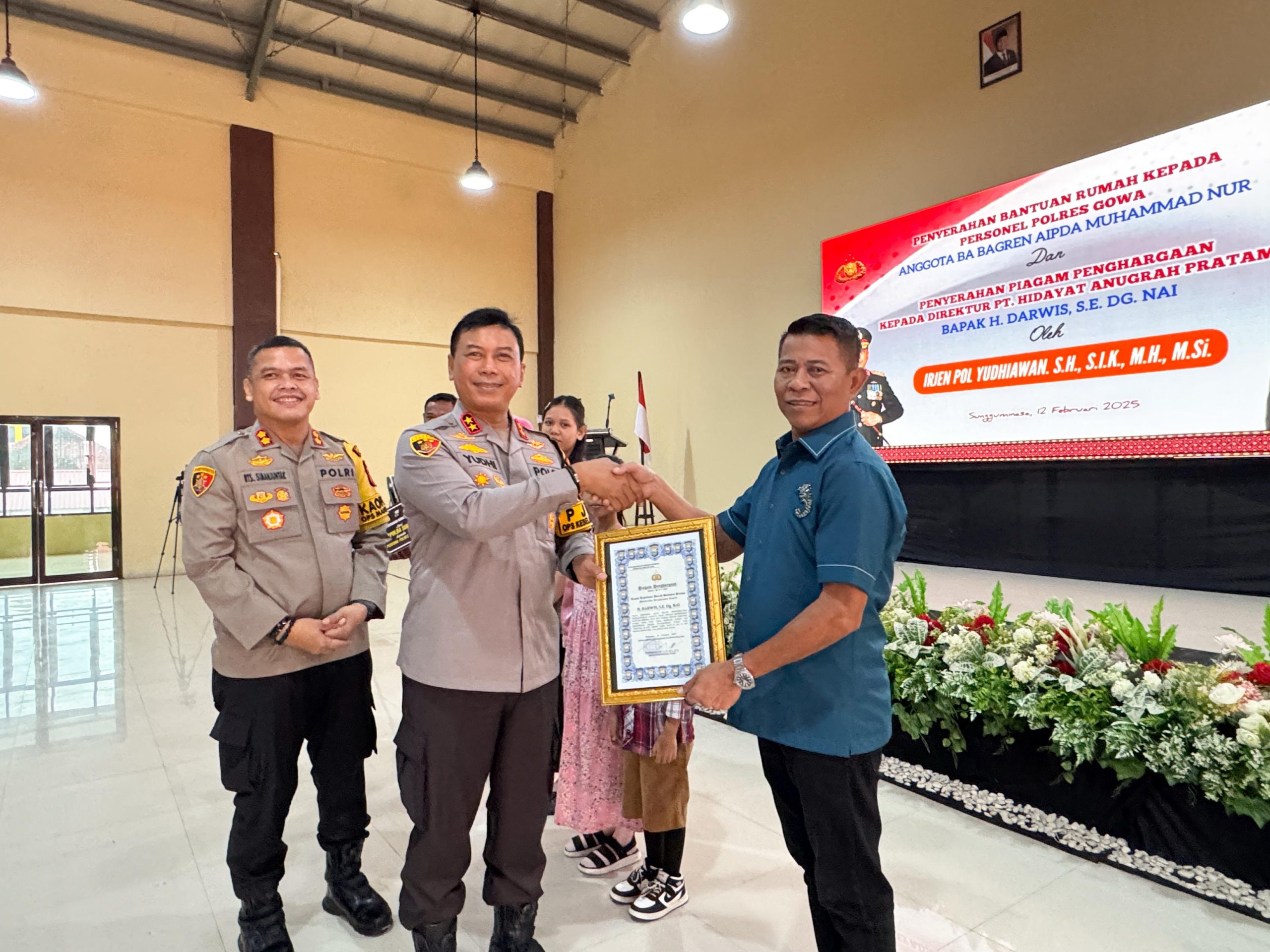 Serahkan Satu Unit Rumah Personil Polres Gowa, Dirut PT.HIDAYAT ANUGRAH PRATAMA Di Ganjar Piagam Penghargaan Kapolda Sul-Sel