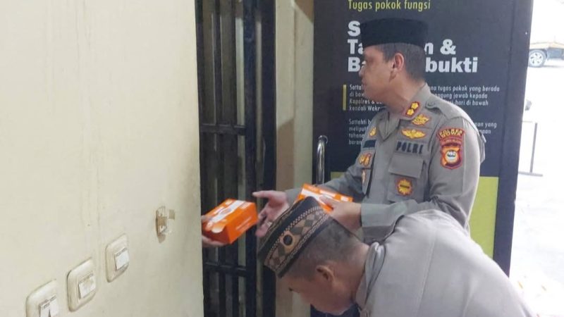 Kapolres Gowa Berbagi Takjil Sama Tahanan