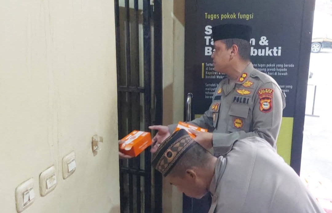 Kapolres Gowa Berbagi Takjil Sama Tahanan