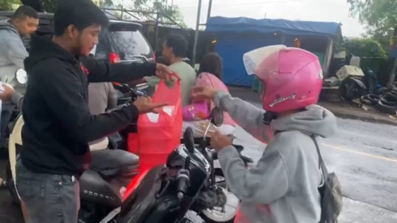“AJUN RI” Berbagi Takjil  Bersama Beberapa Tim Media Buka Puasa Di Kac Bajeng Kab.Gowa
