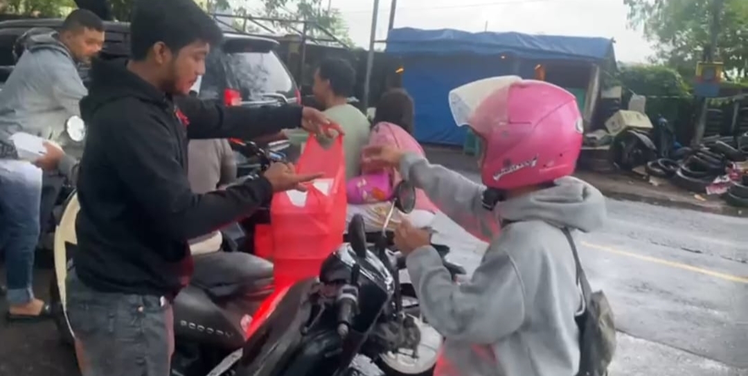 “AJUN RI” Berbagi Takjil Bersama Beberapa Tim Media Buka Puasa Di Kac Bajeng Kab.Gowa