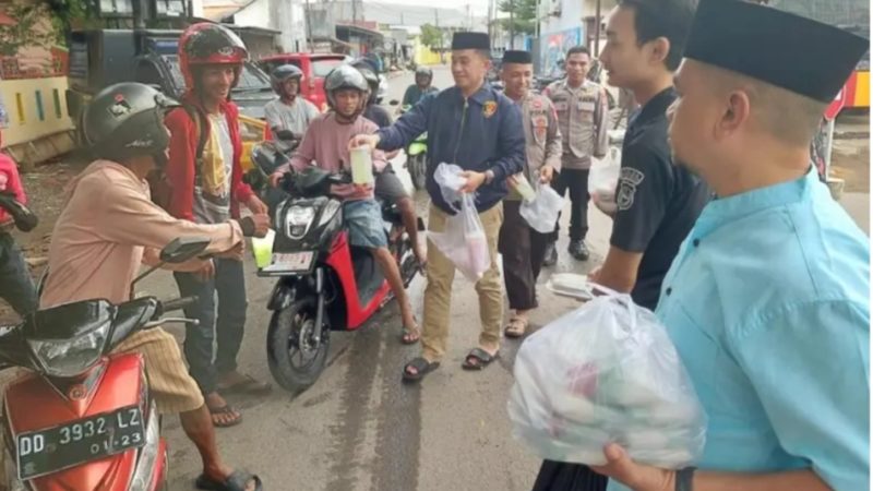 Kasat Narkoba Polres Gowa Berbagi Takjil, Wujud Kepedulian di Bulan Ramadan Ditahun 2025