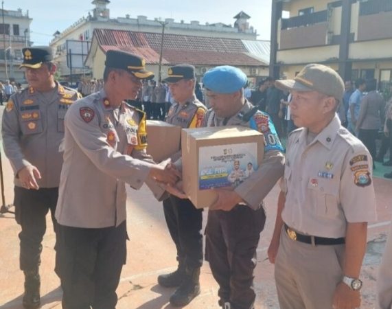 Kapolres Gowa Memberikan Paket Lebaran Kepada Personel dan ASN Polres Gowa Secara Simbolis