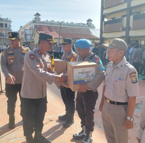 Kapolres Gowa Memberikan Paket Lebaran Kepada Personel dan ASN Polres Gowa Secara Simbolis