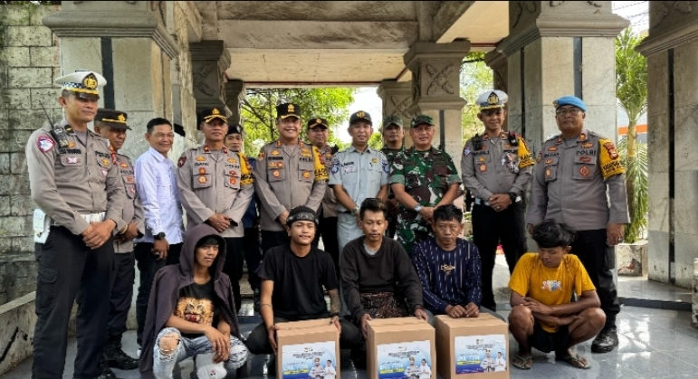 Kapolres Gowa dan Dandim 1409 Membagikan Paket Lebaran kepada Pengamen Jalanan di Batas Kota