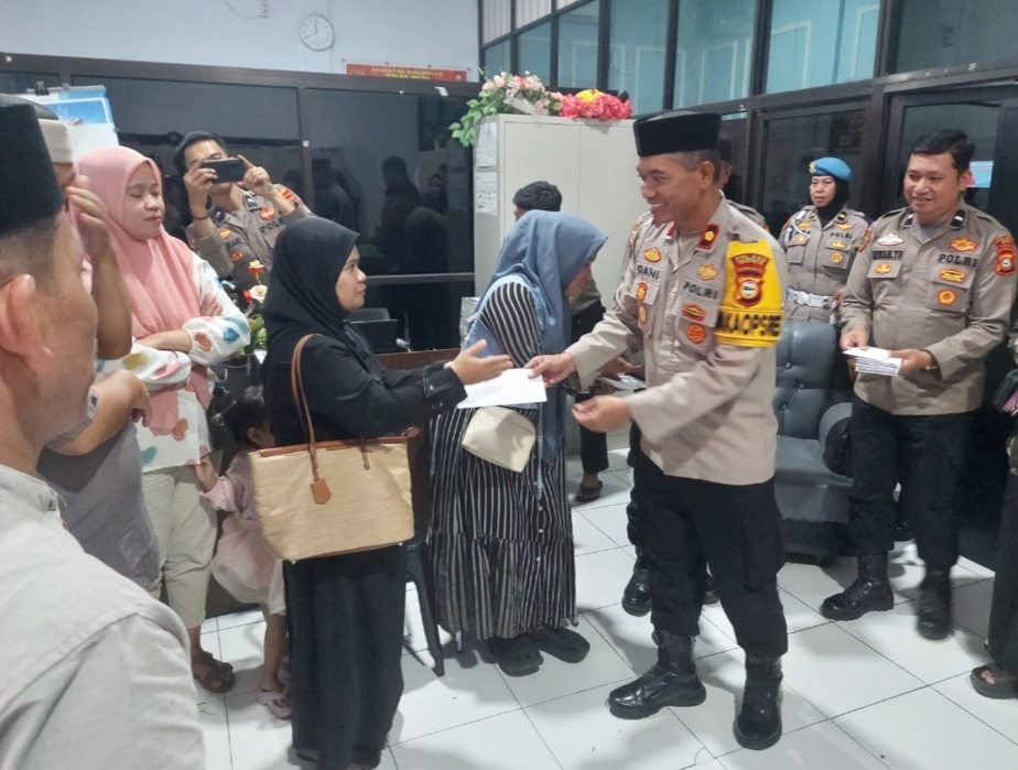 Polres Gowa Serahkan Zakat Fitrah dan Bantuan Al-Qur’an kepada Panti Asuhan di Bulan Ramadhan 2025