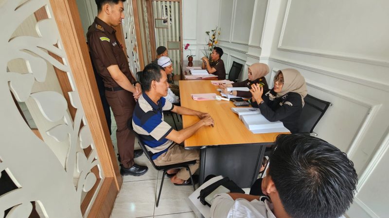 Polres Gowa Serahkan Tiga Tersangka dan Puluhan Barang Bukti Kasus Uang Palsu ke Kejaksaan Negeri Gowa