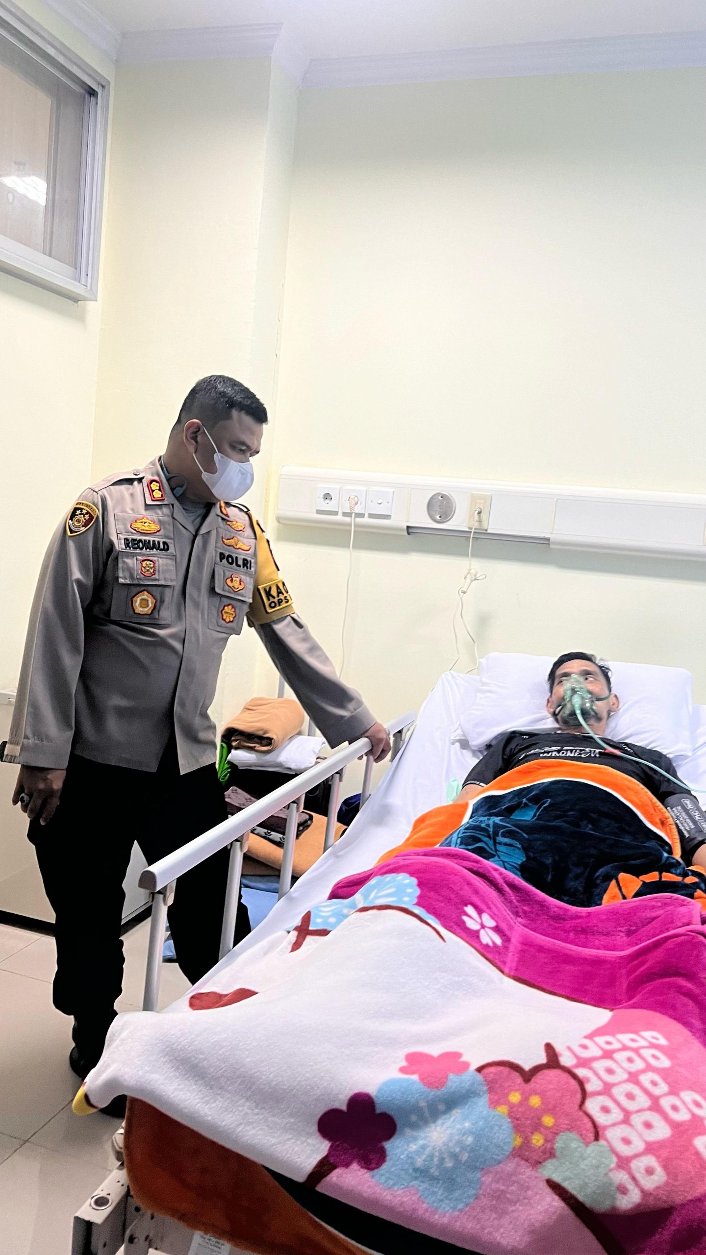 Kapolres Gowa Besuk Personel Polsek Bontomarannu yang Dirawat di RS Unhas