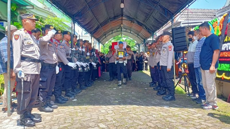 Polres Gowa Gelar Upacara Persemayaman dan Pemakaman Almarhum AIPTU Widjaya Batewa dengan Penuh Kehormatan