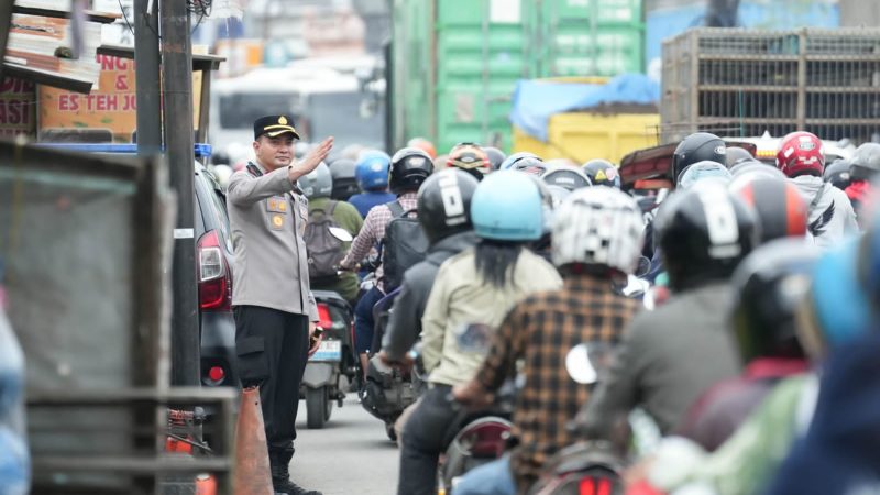 Baru Dilantik, Kapolres Gowa Langsung Turun ke Lapangan Urai Kemacetan di Jembatan Kembar