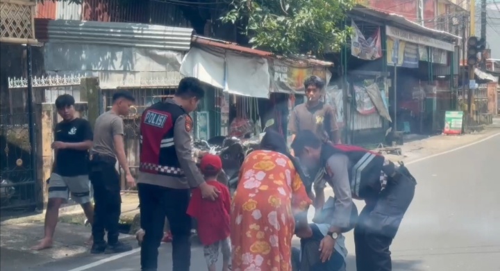 Personel Samapta Polres Gowa Bantu Ibu Hamil yang Alami Laka Lantas Tunggal