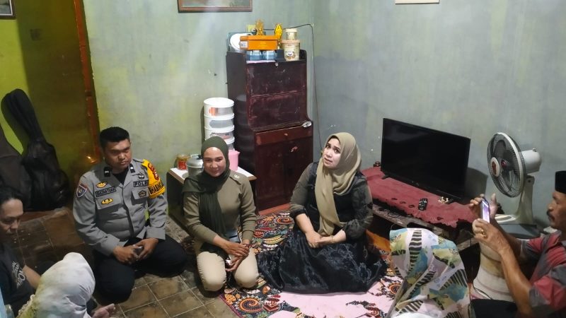 Peduli Warga Miskin Ekstrem, Bhabinkamtibmas Desa Bontoala Bersama PJ Kades Salurkan Bantuan dan Lakukan Peninjauan Langsung