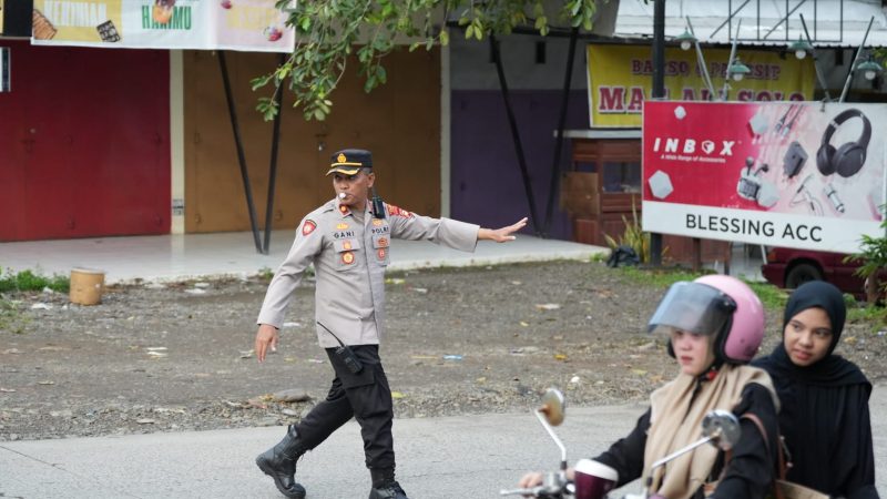 Wakapolres Gowa Turun Langsung Atur Lalu Lintas Macet di Sekitar Kampus UIN Alauddin Makassar