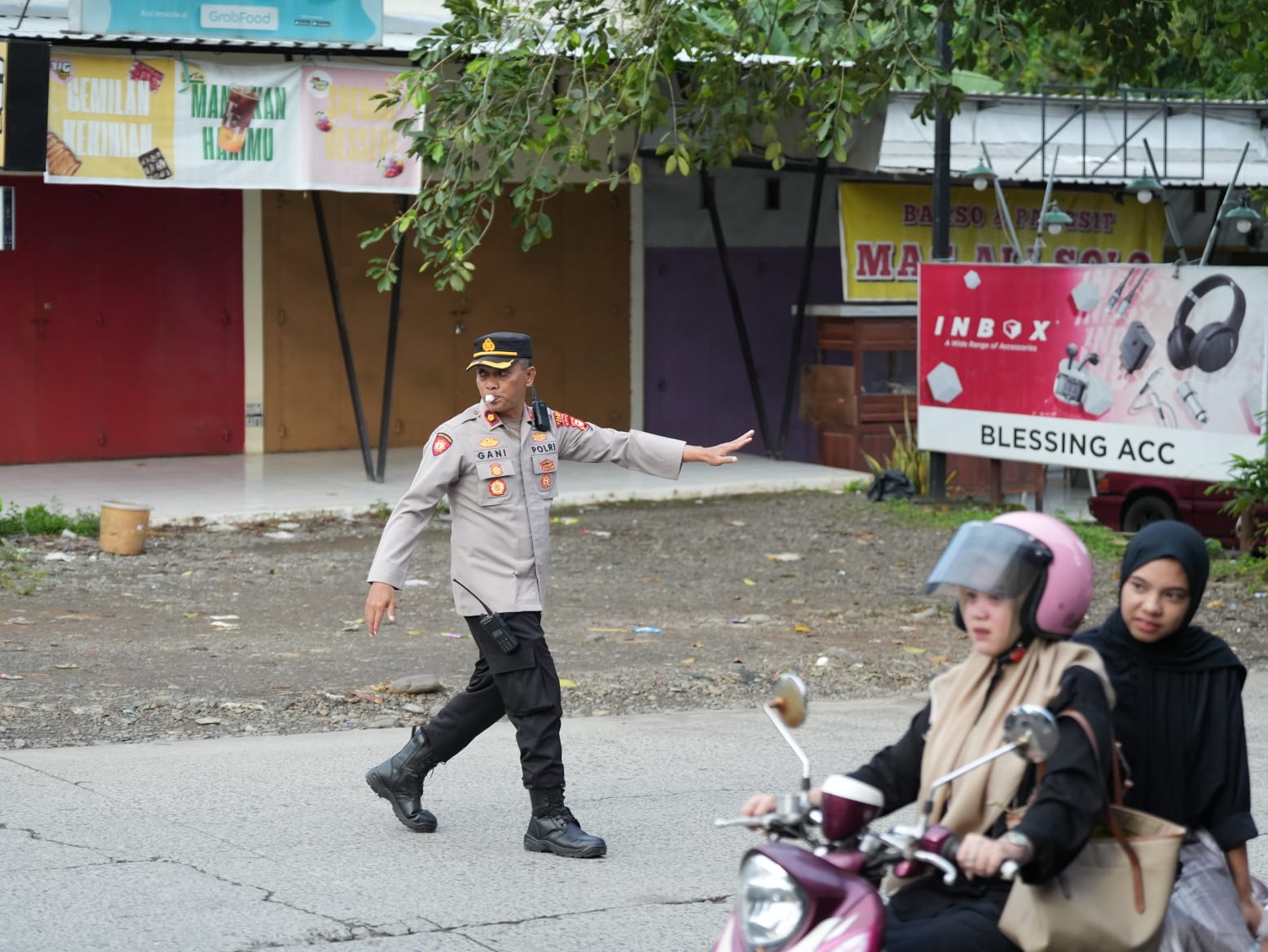 Wakapolres Gowa Turun Langsung Atur Lalu Lintas Macet di Sekitar Kampus UIN Alauddin Makassar