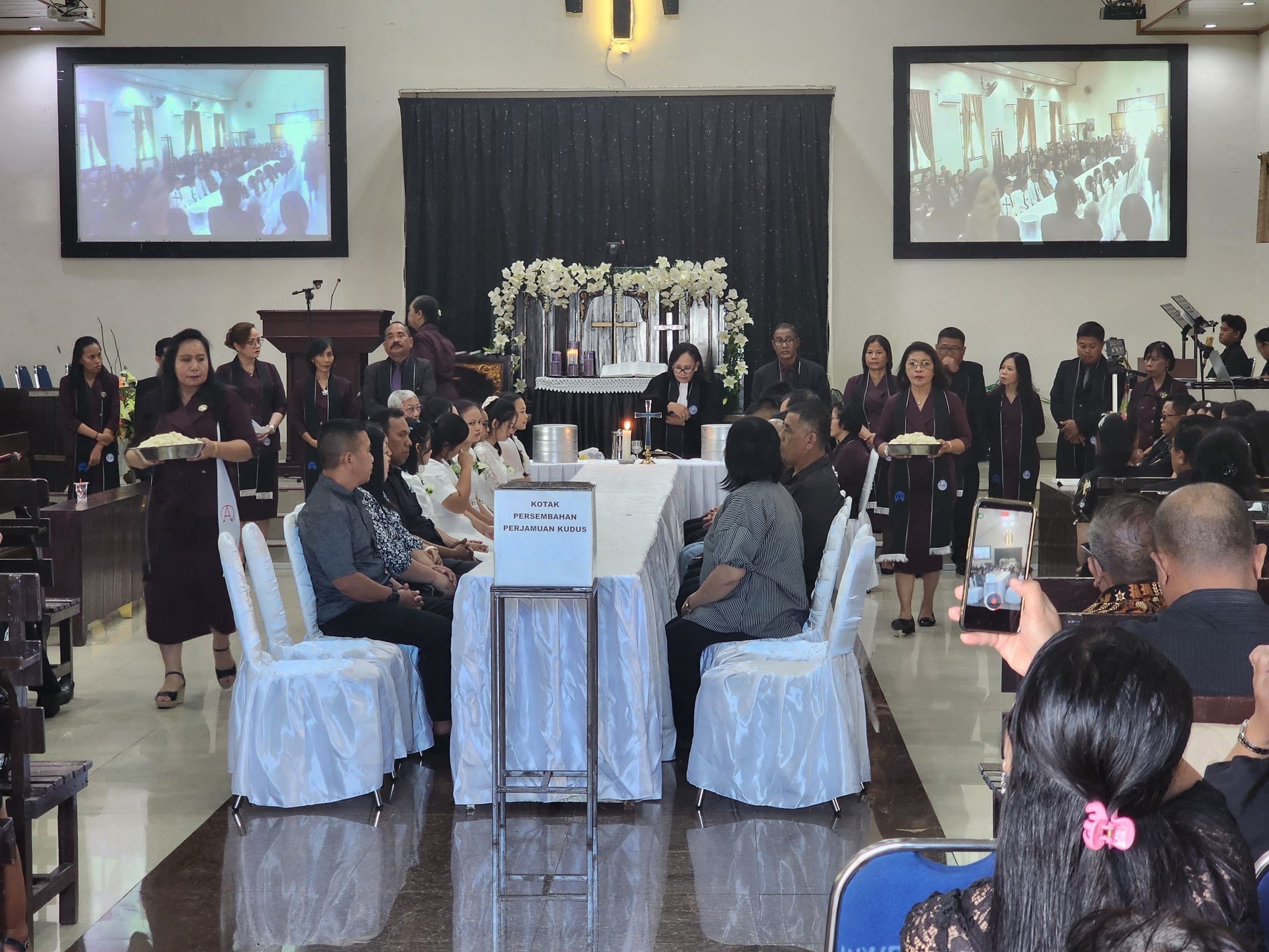 Berikan Rasa Aman, Bhabinkamtibmas Polsek Bontomarannu Lakukan Pengamanan Ibadah Jumat Agung di Gereja