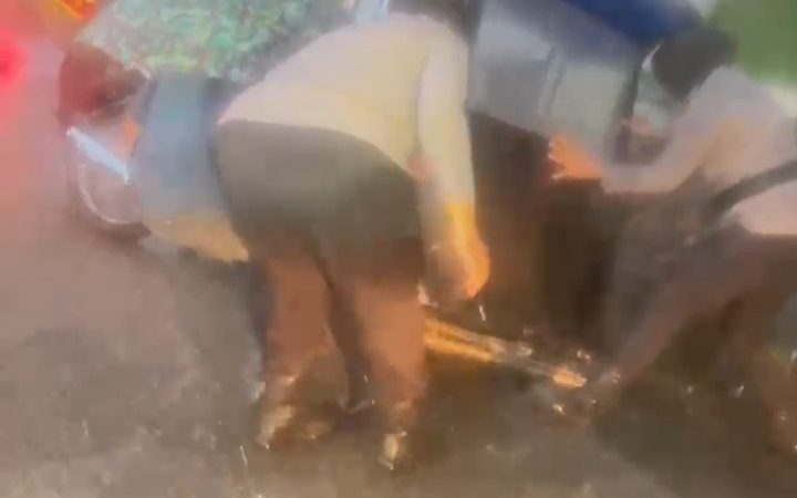 Aksi Heroik Polwan Polres Gowa, Bantu Pengendara Bentor yang Terjerembab ke Saluran Air