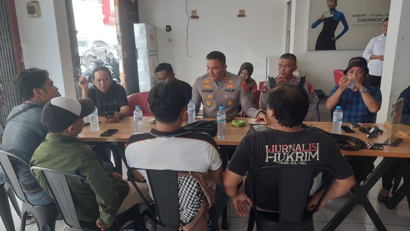 Kapolres Gowa Ngopi Bareng Bersama  Beberapa Rekan Media