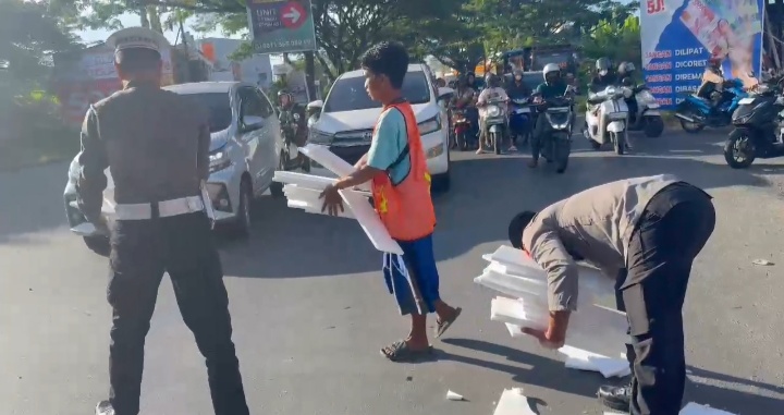 Peduli Lingkungan, Kapolsek Somba Opu Pimpin Personel Pungut Styrofoam di Tengah Tugas Strong Point