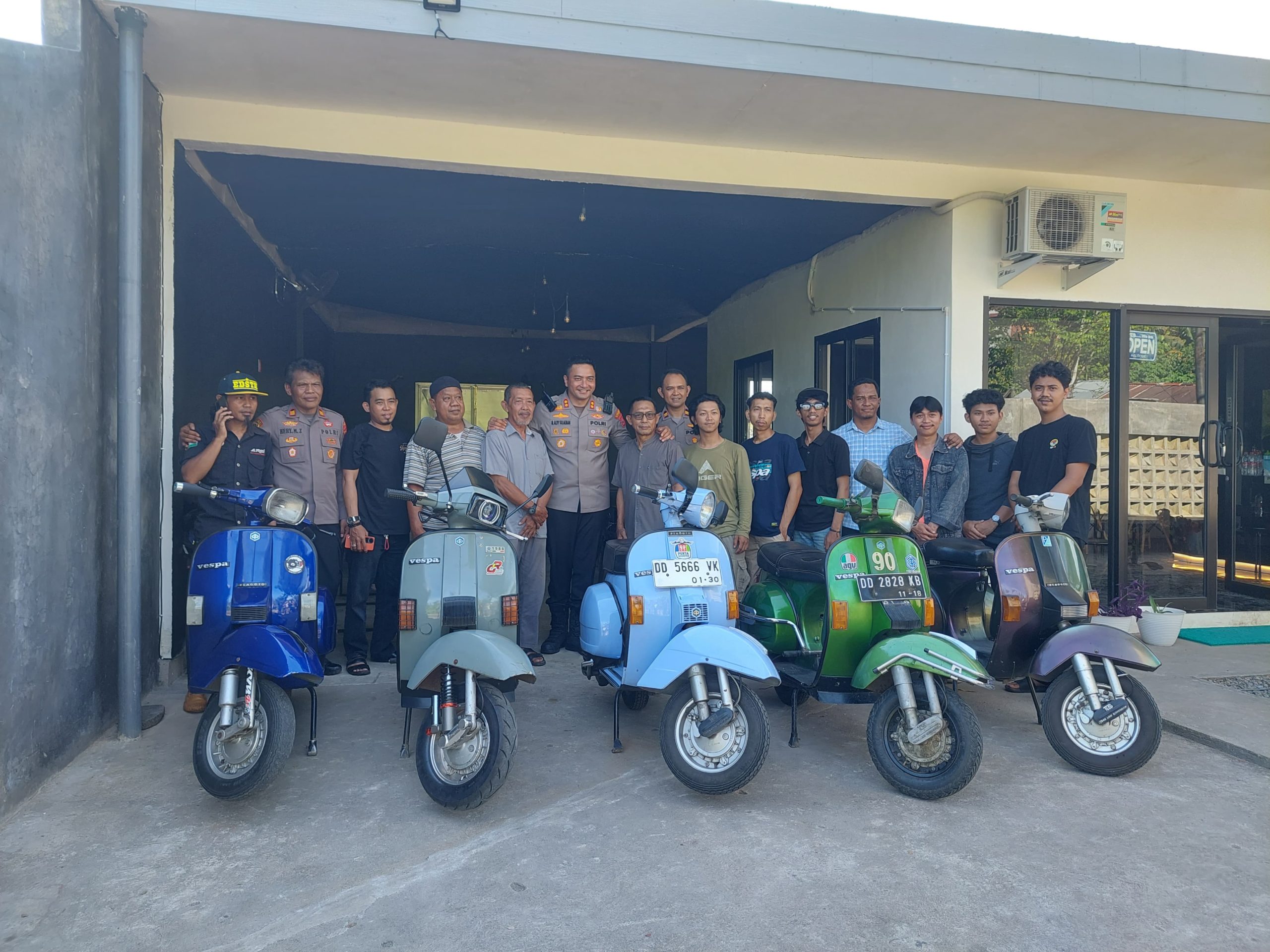 Kapolres Gowa Silaturahmi Bersama Komunitas Vespa Antik di Warkop Chill House, Ajak Jaga Kamtibmas