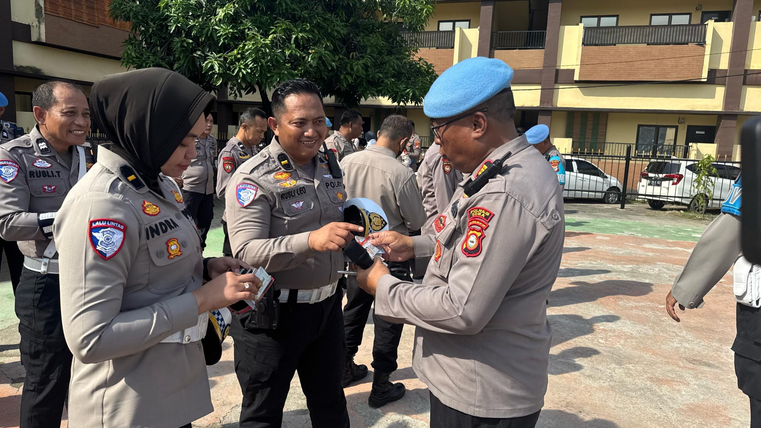 Usai Pimpin Apel, Kapolres Gowa Periksa Sikap Tampang dan Kelengkapan Surat Personel