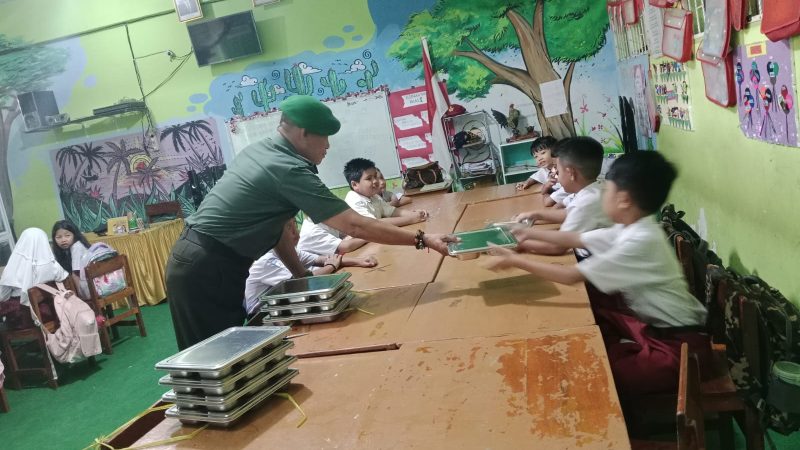 Peduli Gizi Anak Sekolah, Bhabinkamtibmas Bersama Babinsa Pantau Pemberian Makanan Bergizi Kepada Murid SD