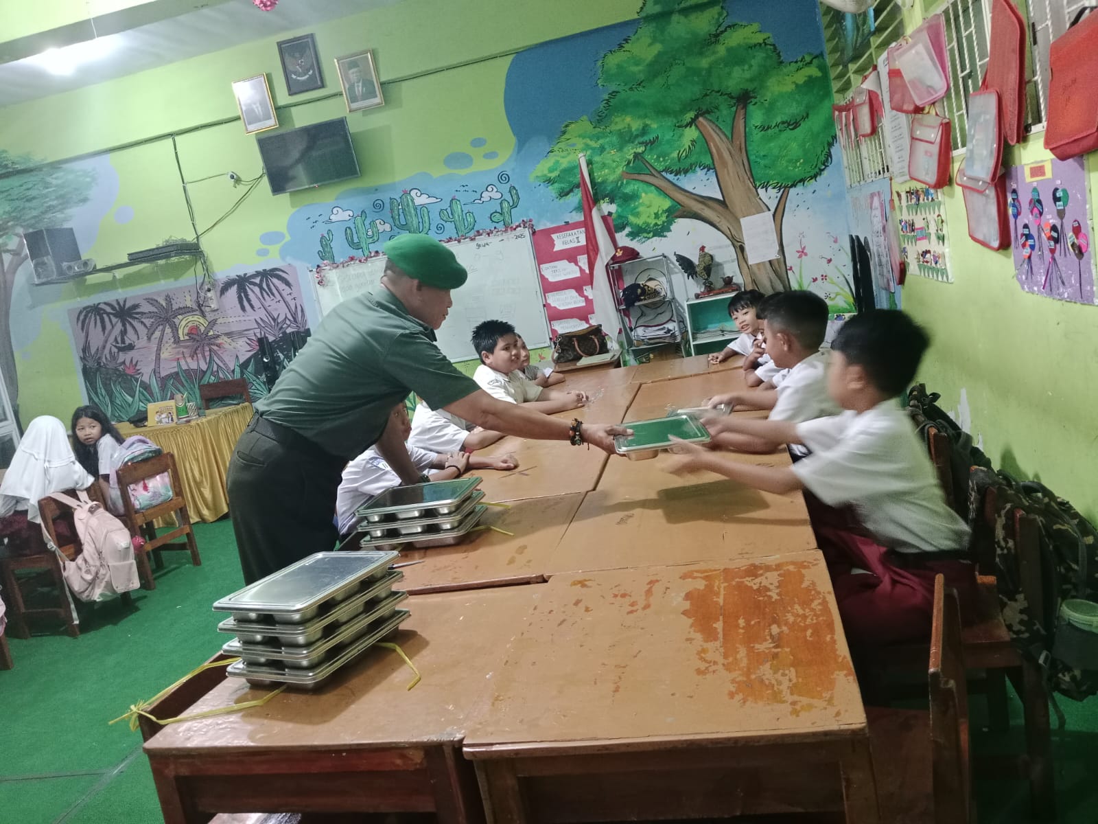 Peduli Gizi Anak Sekolah, Bhabinkamtibmas Bersama Babinsa Pantau Pemberian Makanan Bergizi Kepada Murid SD