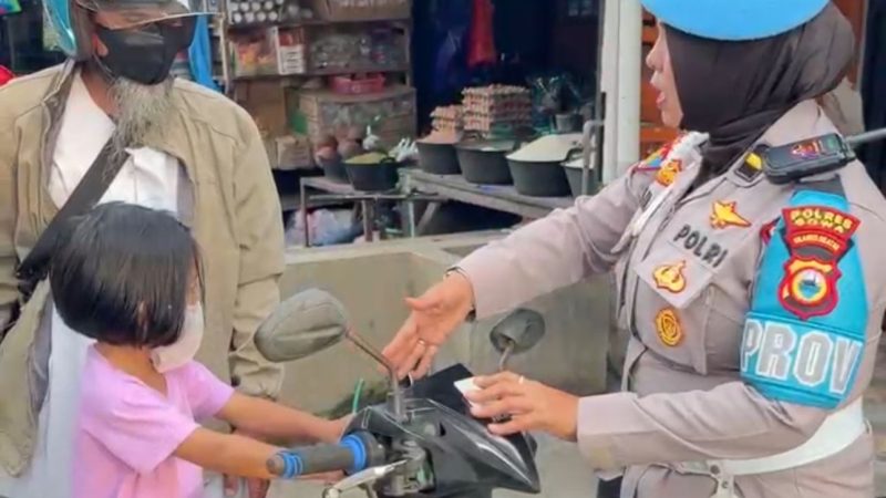 Polwan Polres Gowa Temukan Anak Kecil Ditinggal Sendiri di Atas Motor, Beri Teguran Humanis kepada Orangtua