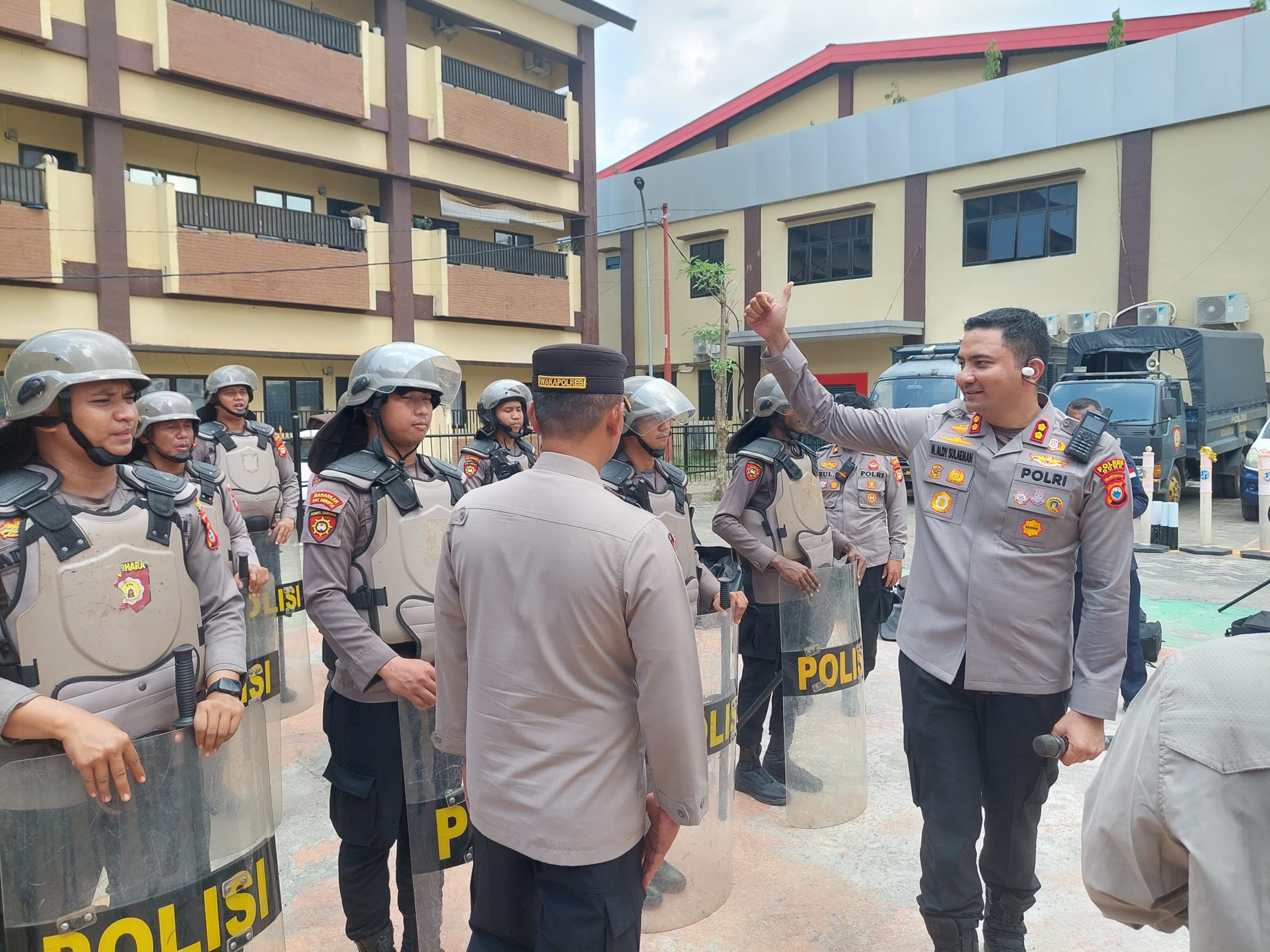 Kapolres Gowa Saksikan Latihan Dalmas Sat Samapta Jelang Hari Buruh