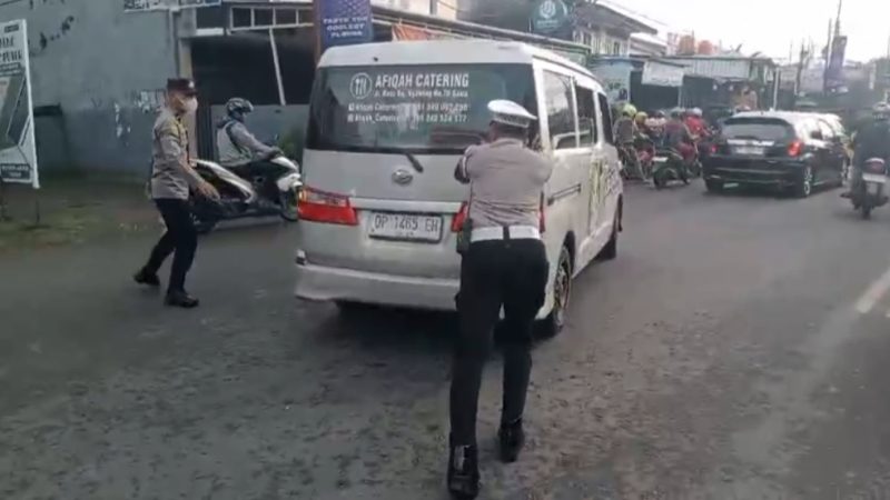 Kanit Turjawali Polres Gowa Bantu Mendorong Mobil Mogok