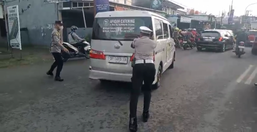 Kanit Turjawali Polres Gowa Bantu Mendorong Mobil Mogok