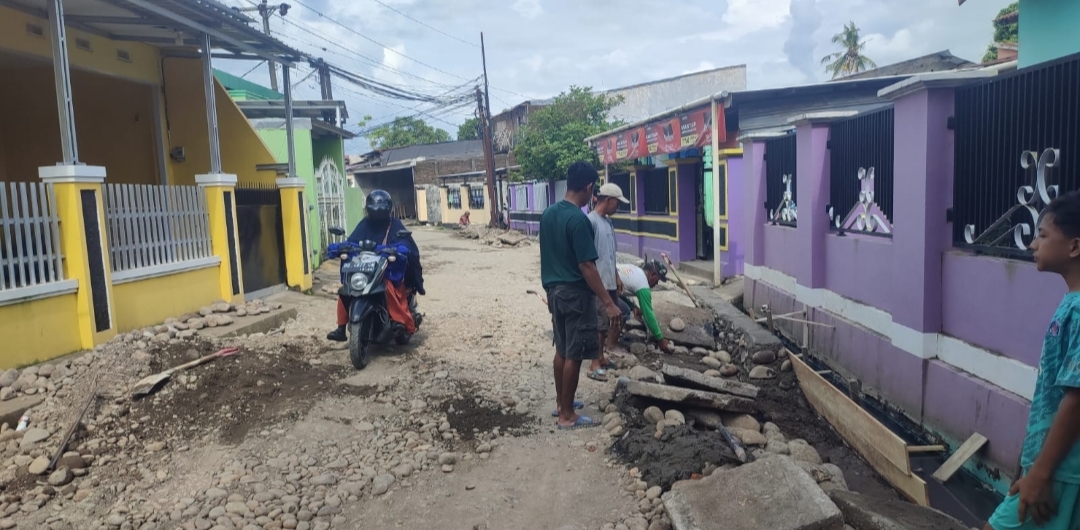 Perlu Desa dan Kelurahan Lainnya Ikut Mencontoh Seperti Kelurahan Mangalli Melakukan penggalangan Dana Untuk Menimbun Jalan