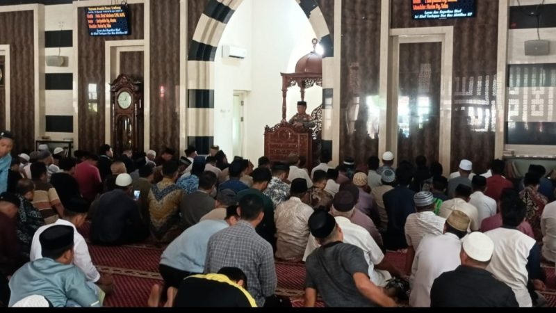 Kapolsek Bajeng Beri kan Hinbauan Kamtibnas Usai Sholat Jumat Di Mesjid Besar Limbung