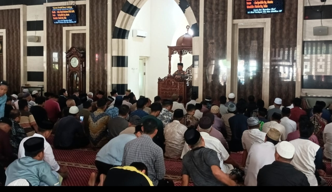 Kapolsek Bajeng Beri kan Hinbauan Kamtibnas Usai Sholat Jumat Di Mesjid Besar Limbung