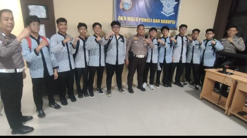 Kanit Regident Satlantas Polres Gowa Menerima Kunjungan Wisata Edukasi SMAIT ALFITYAN SCHOOL Gowa