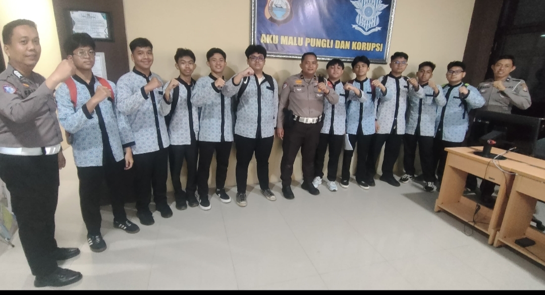 Kanit Regident Satlantas Polres Gowa Menerima Kunjungan Wisata Edukasi SMAIT ALFITYAN SCHOOL Gowa