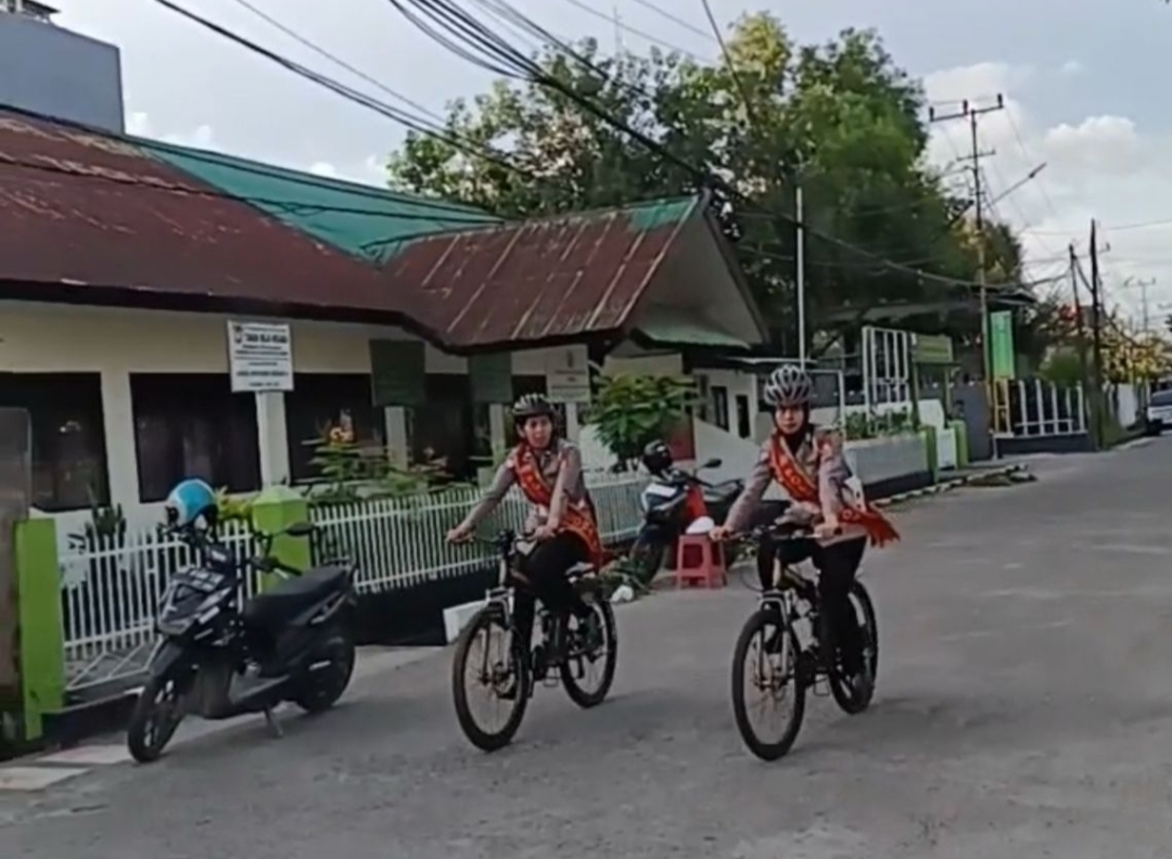Polwan Polres Gowa Patroli Humanis dengan Sepeda Kayuh di Kota Sungguminasa