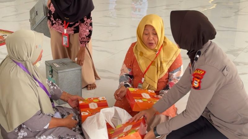 Momen Penuh Makna Polwan Polres Gowa Humanis Amankan Keberangkatan Haji Kloter 5 dan 6 Tahun 2025