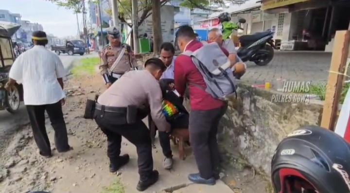 Personel Polres Gowa Bantu Pengendara Sakit Saat Antar Anak ke Sekolah