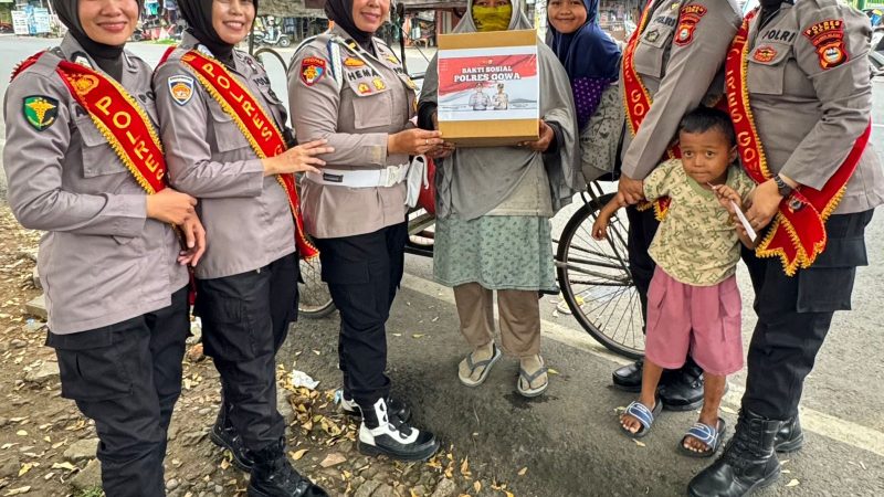 Polwan Polres Gowa Bantu Anak yang Ditinggal Ibunya Memulung di Pasar