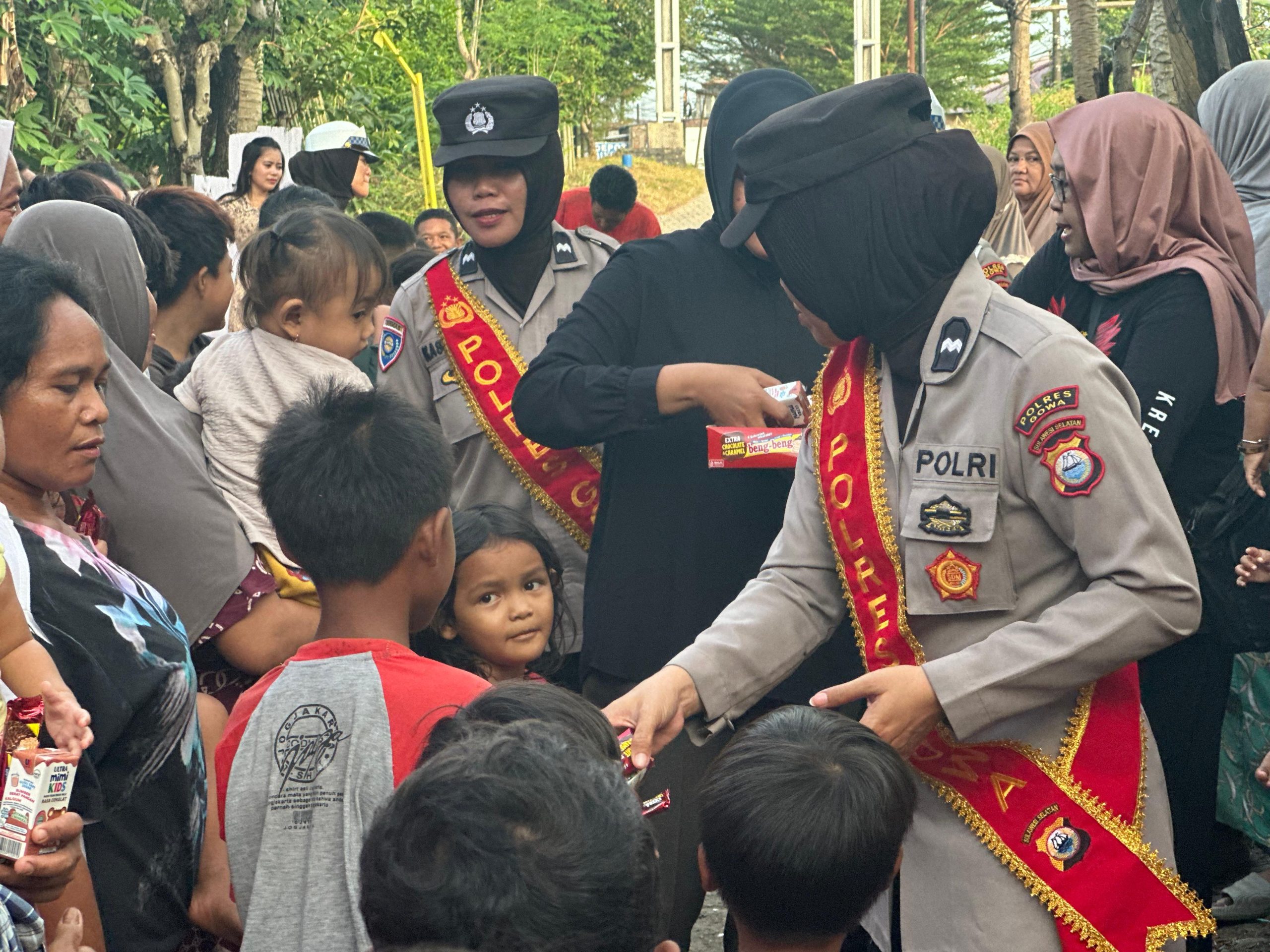 Program “Polwan Sahabat Masyarakat”, Polres Gowa Gelar Patroli Rutin dan Berbagi di Desa Taeng