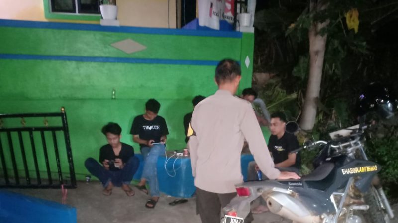Bhabinkamtibmas Desa Lembang Loe Himbau Pemuda Saat Patroli Dialogis di Wilayah Binaannya