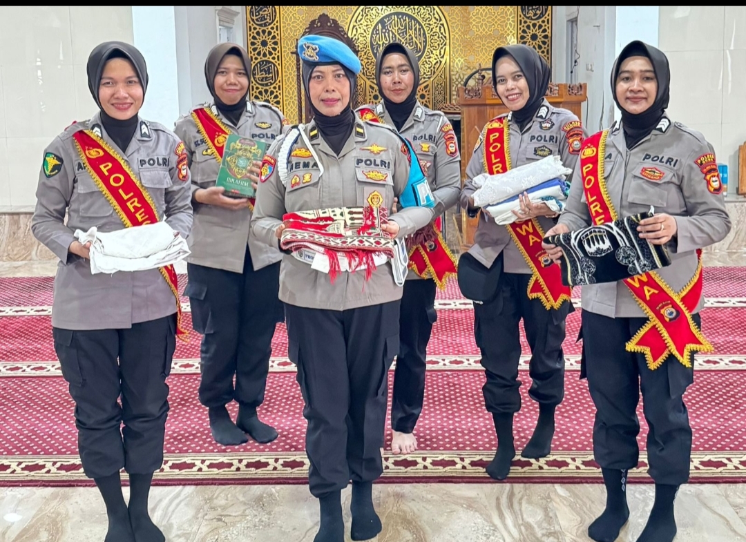 Gelar Aksi Bersih-Bersih Masjid Lewat Program “Polwan Sahabat Masyarakat”