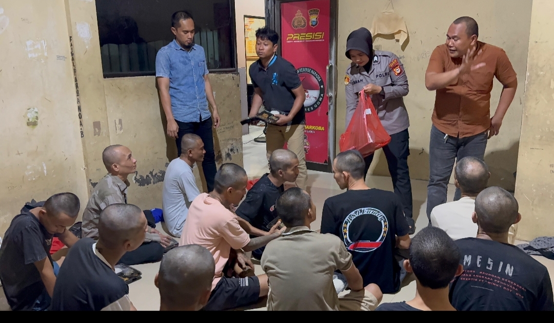 Jumat Berkah ! Satnarkoba Polres Gowa Membagikan Nasi Kotak Kepada Para Tahanan