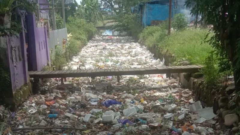 Bergotong Royong Membersihkan Sampah Irigasi,Kiriman Dari Desa Lain Mengalir Masuk Ke Desa Panciro