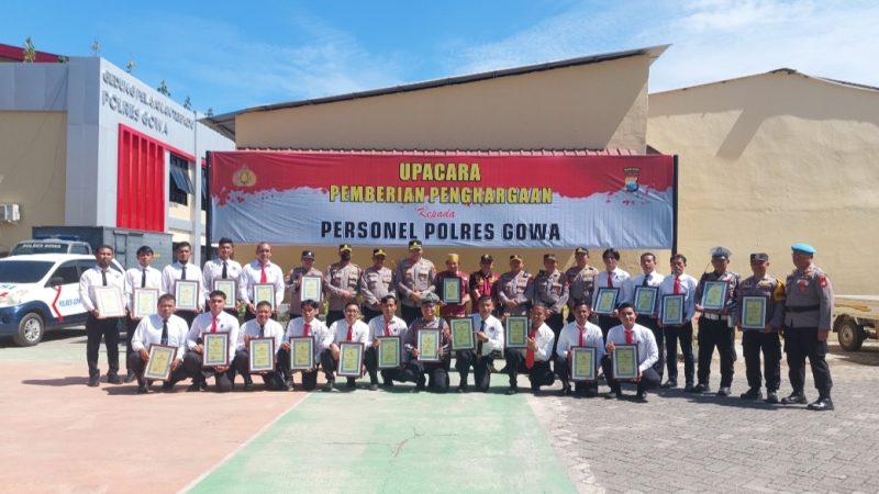 Kapolres Gowa Pimpin Upacara Pemberian Penghargaan kepada 24 Personel dan Ketua FKPM Kabupaten Gowa