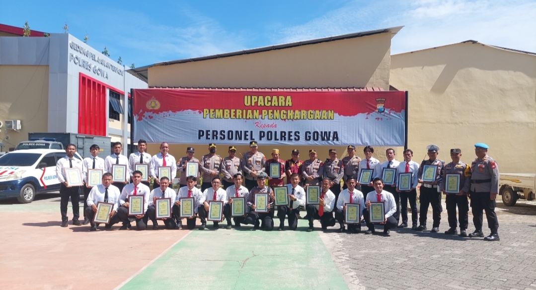Kapolres Gowa Pimpin Upacara Pemberian Penghargaan kepada 24 Personel dan Ketua FKPM Kabupaten Gowa