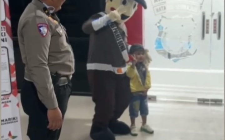 Unik! Satpas Polres Gowa Gunakan Badut Polisi dalam Sosialisasi Pelayanan SIM