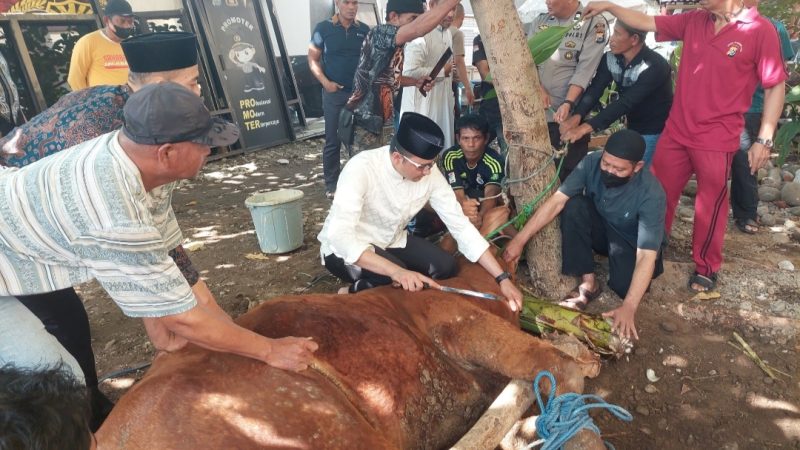 Pemotongan Hewan Kurban yang Dilaksanakan di Halaman Belakang Kantor Polres Gowa