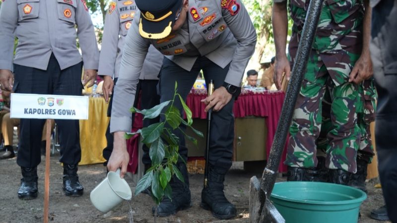 Kapolres Gowa Tanam Pohon dan Bagikan Pupuk Organik di Desa Panakukang