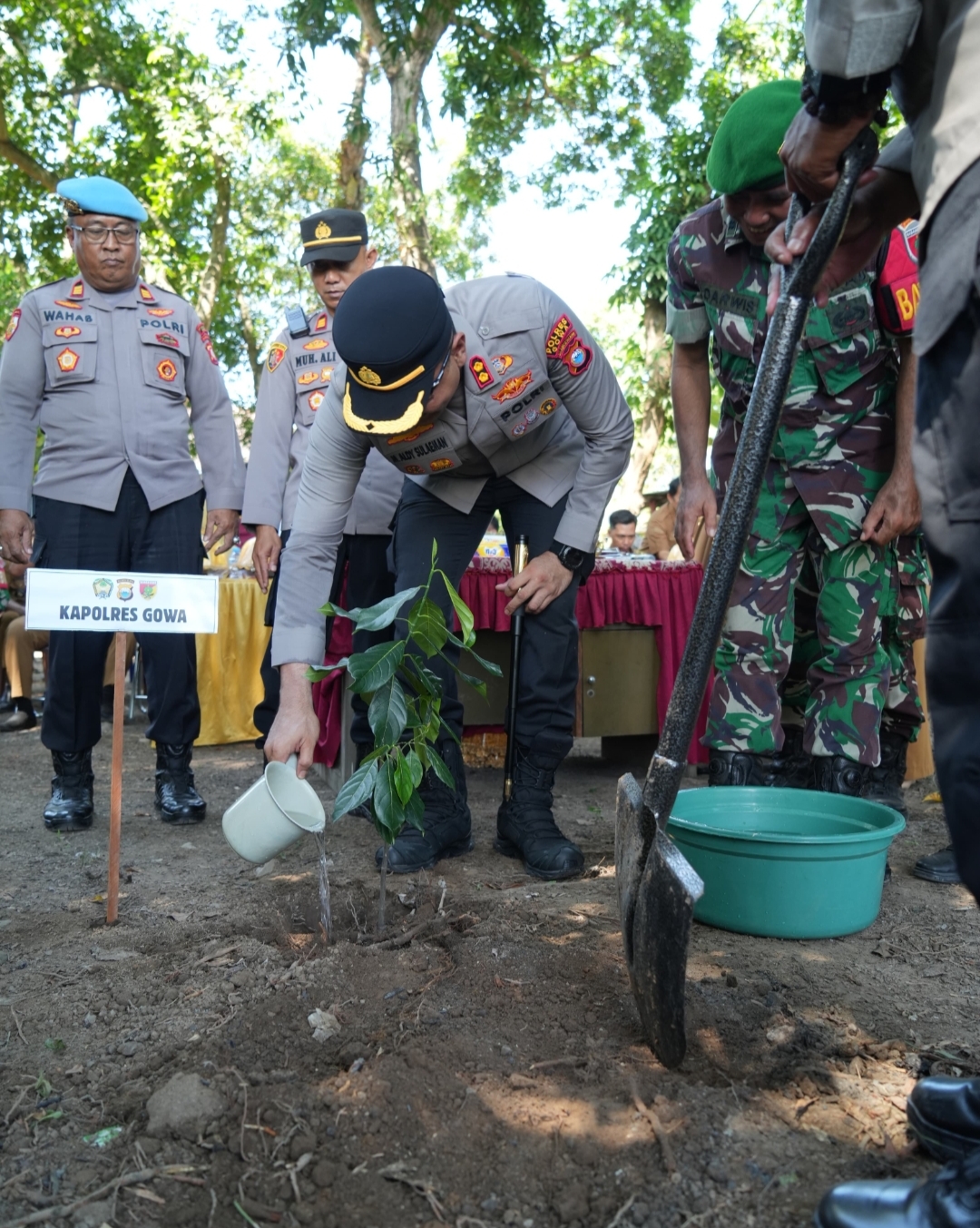 Kapolres Gowa Tanam Pohon dan Bagikan Pupuk Organik di Desa Panakukang